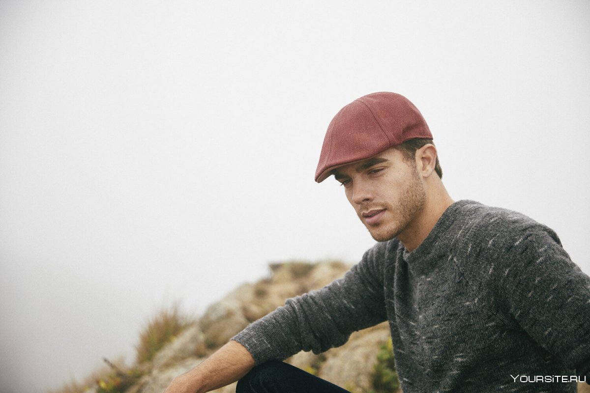 Мужчина на пляже со спины