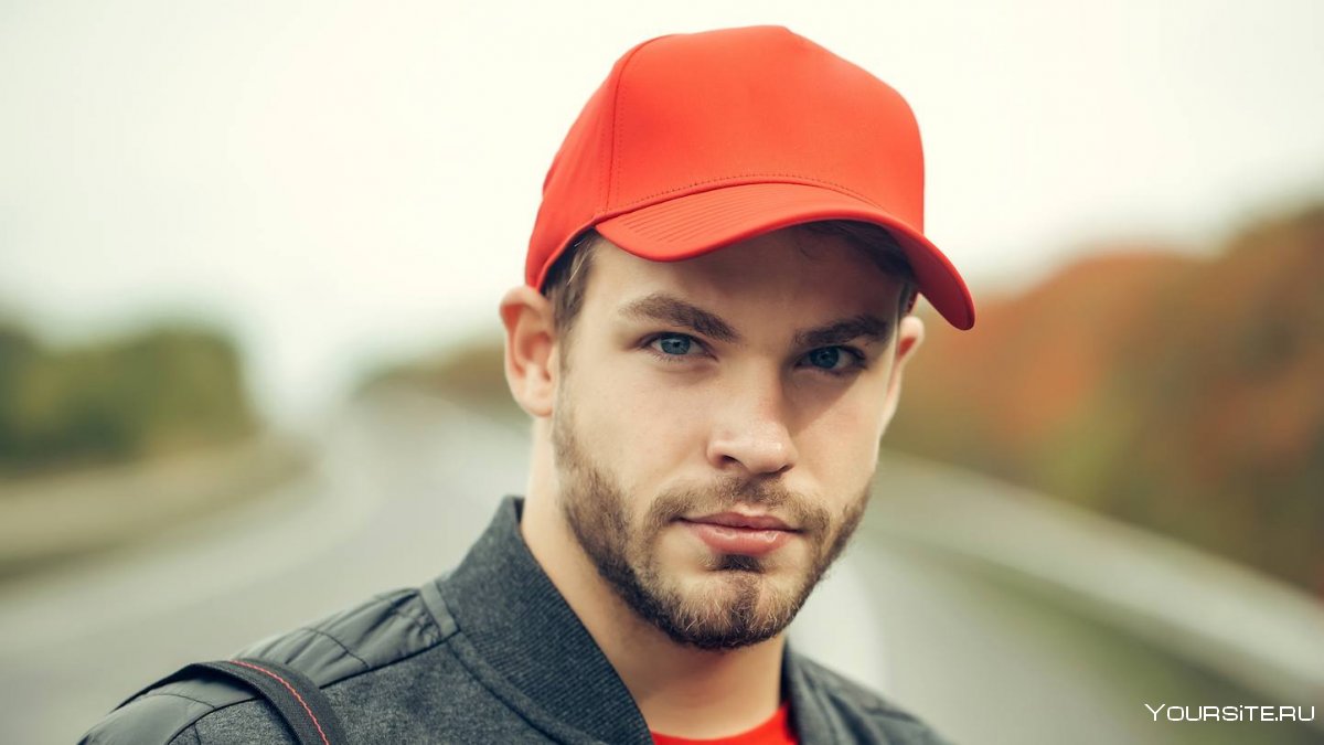 Парень в кепке сзади