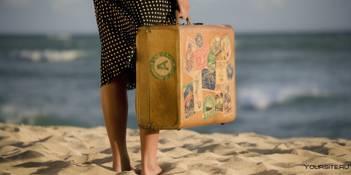 Девушка с чемоданом на море