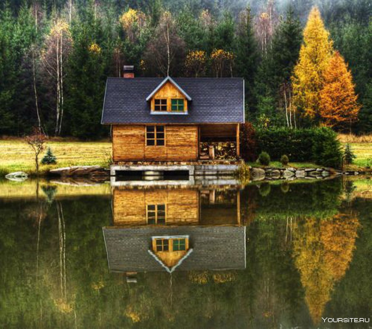 Деревянный домик у озера