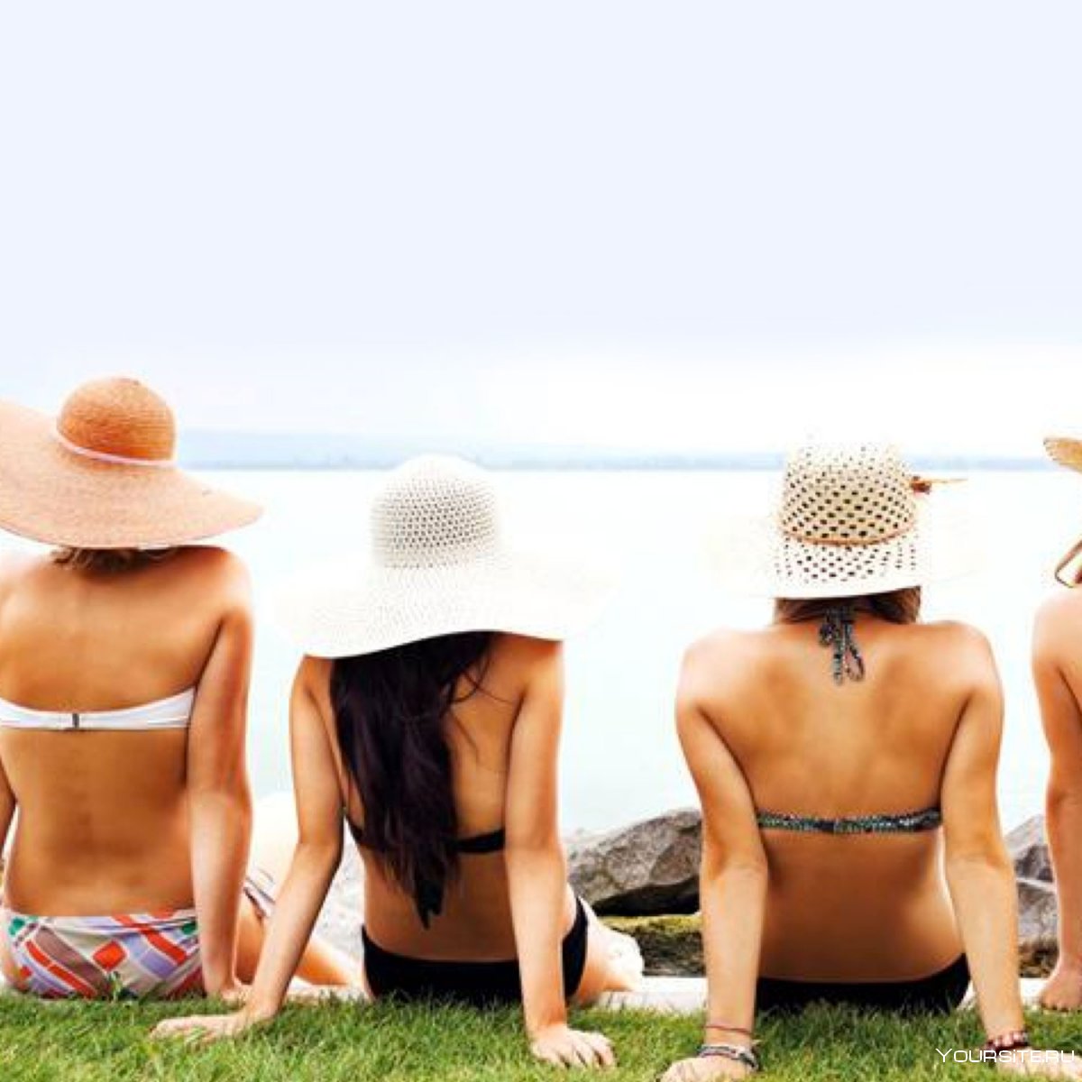 Группа девушек на пляже