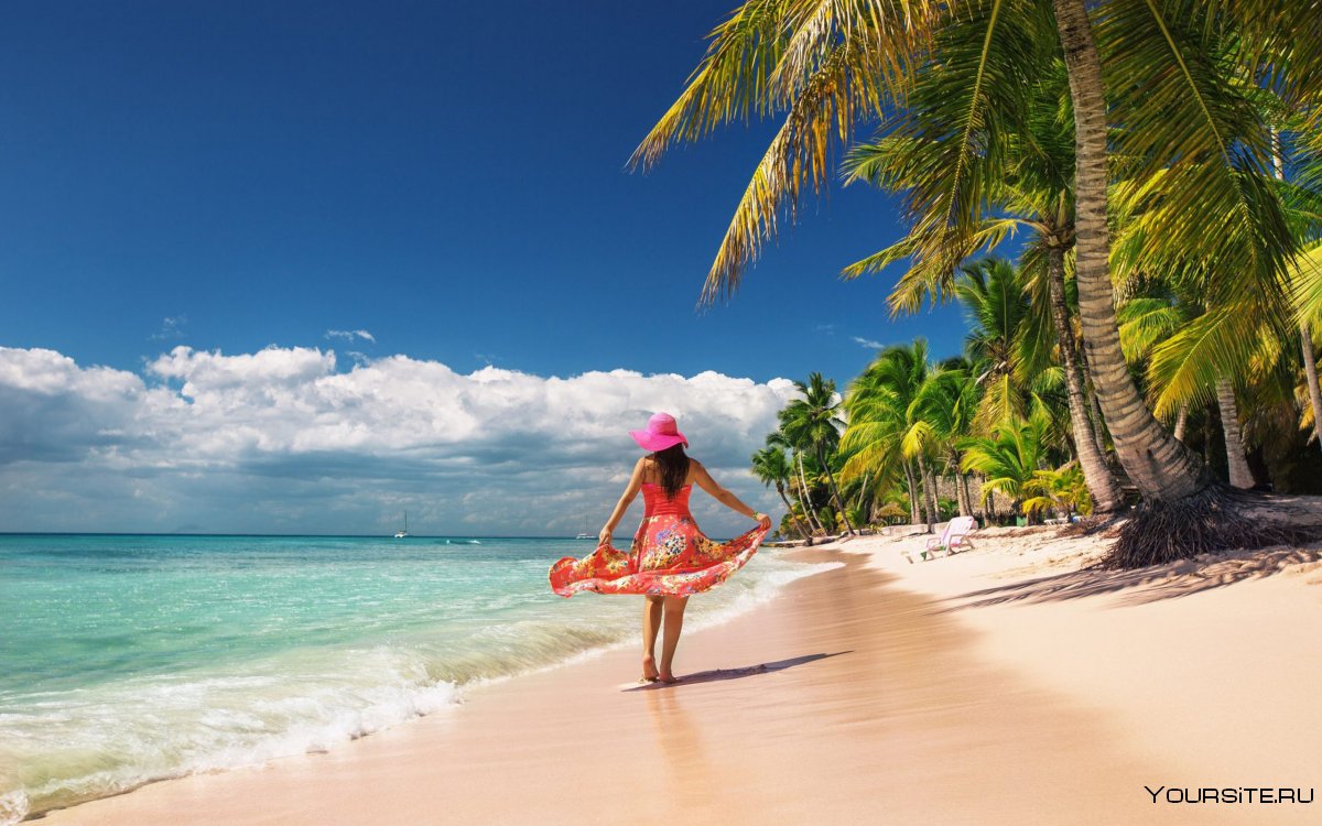 Девушка на пляже пальмы
