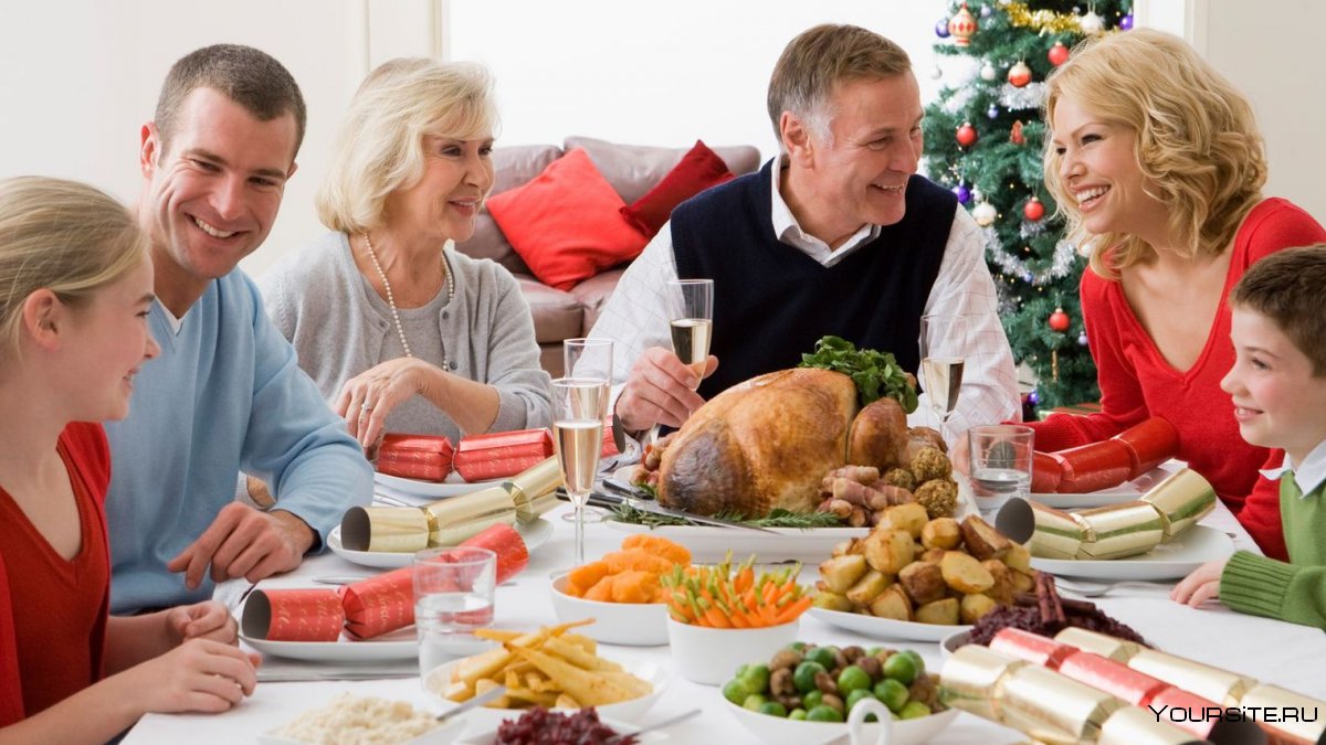 Семья за круглым столом