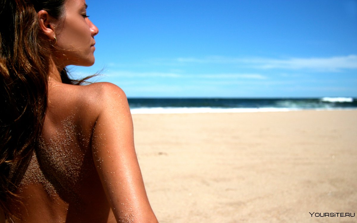 Девушка на пляже спиной