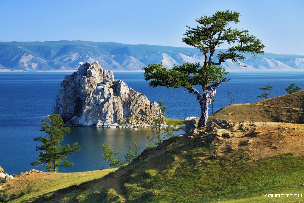Скала шаман-камень на Байкале