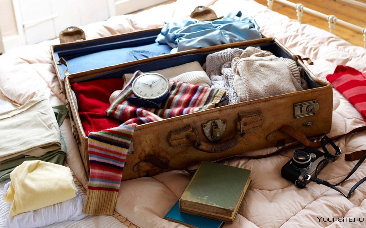 Старый чемодан с вещами