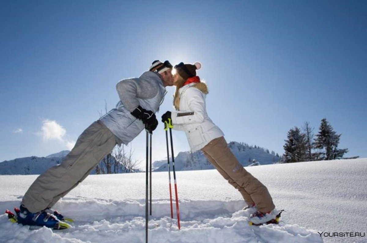 Парень с девушкой на лыжах