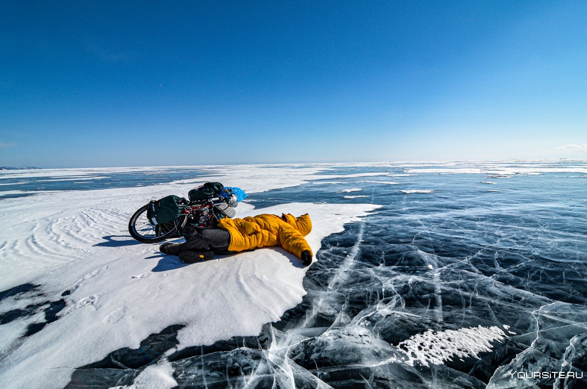 Люди лежат на льду Байкала