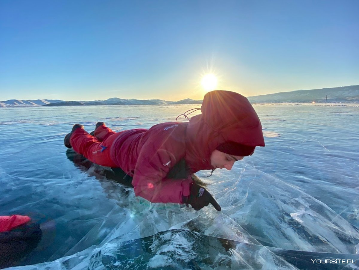 Девушка на льду Байкала