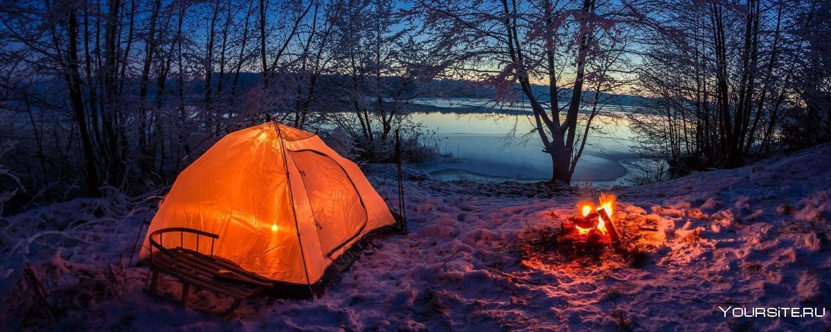 Палатка в лесу закат