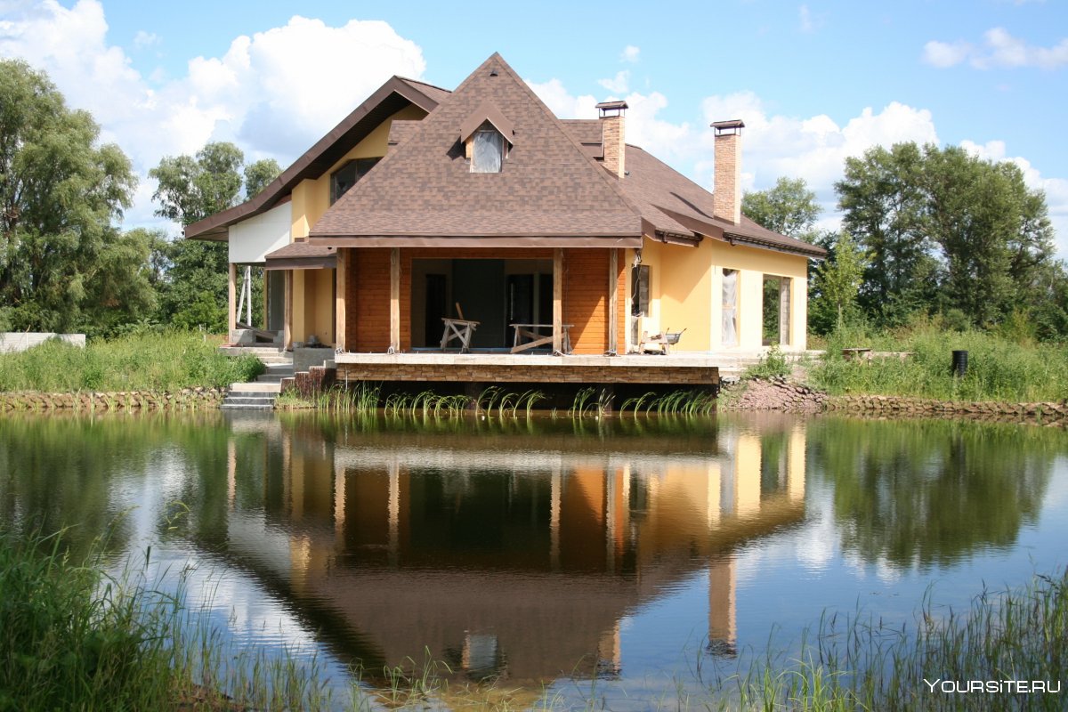 Красивый дом с прудом