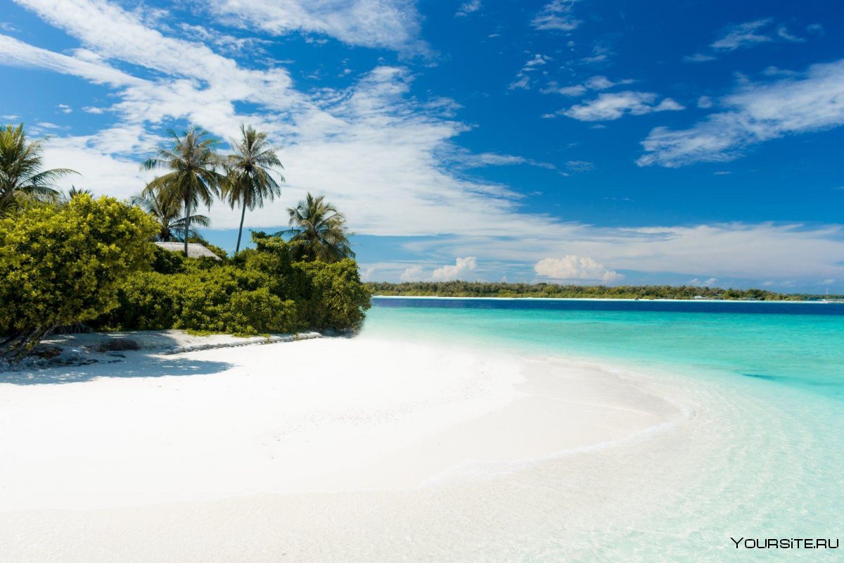 Остров с бирюзовой водой и белым песком