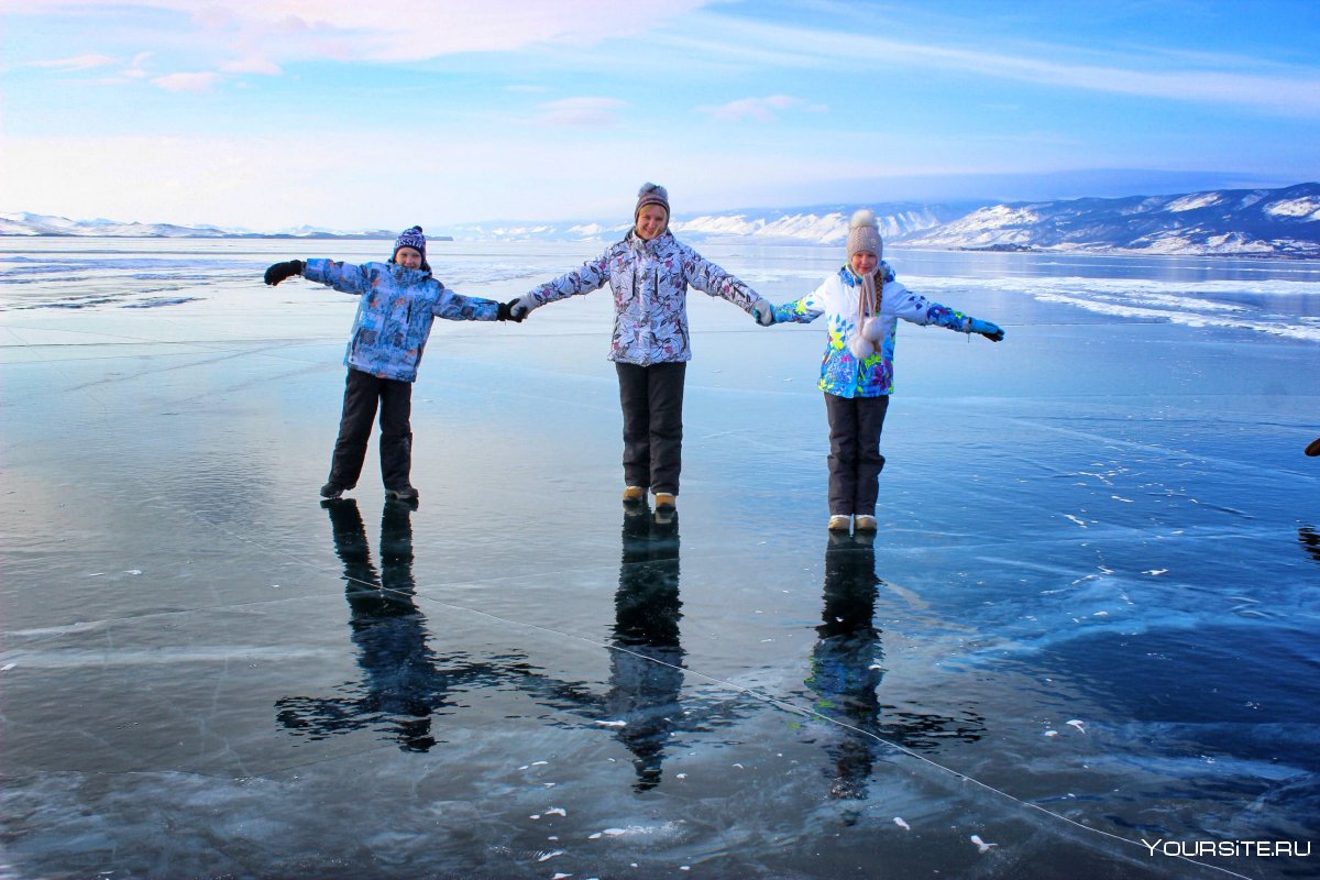 Семья на зимнем Байкале