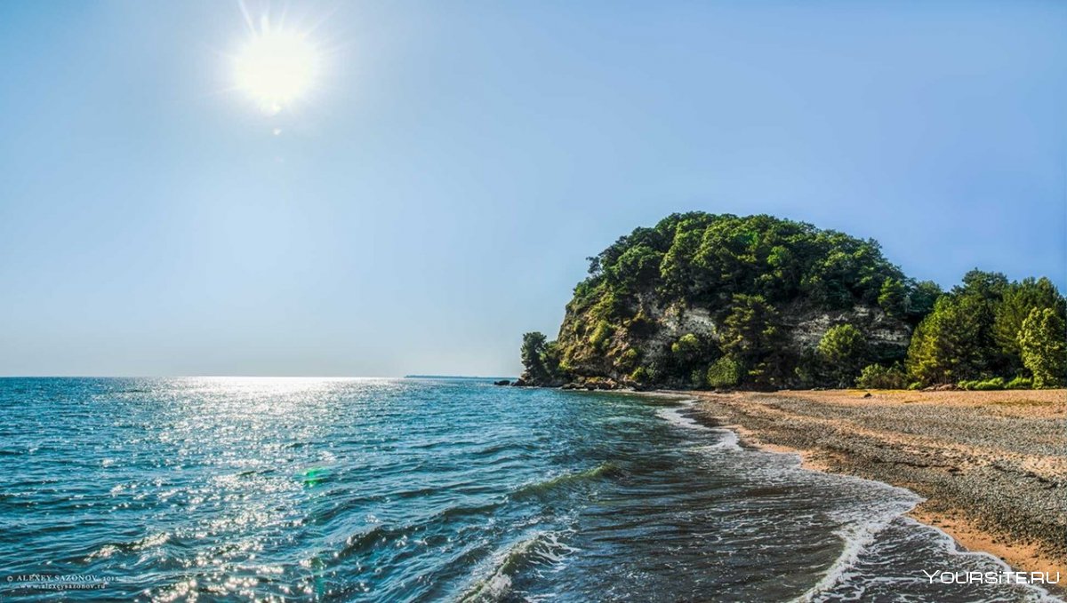 Берег черного моря в Абхазии