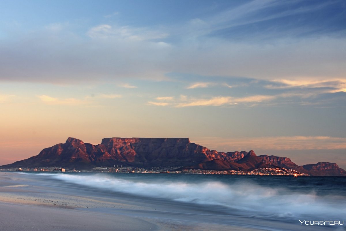 Beach in neighbourhood Cape Town with Table Mountain
