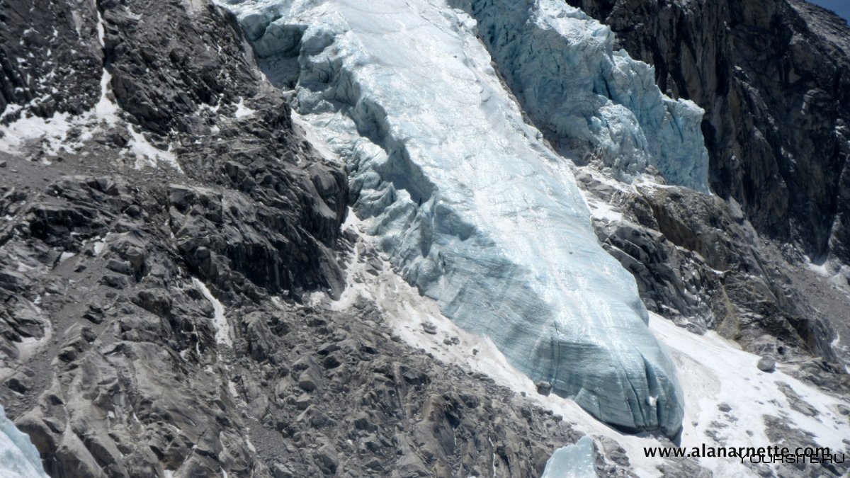 Ледник Кхумбу из космоса