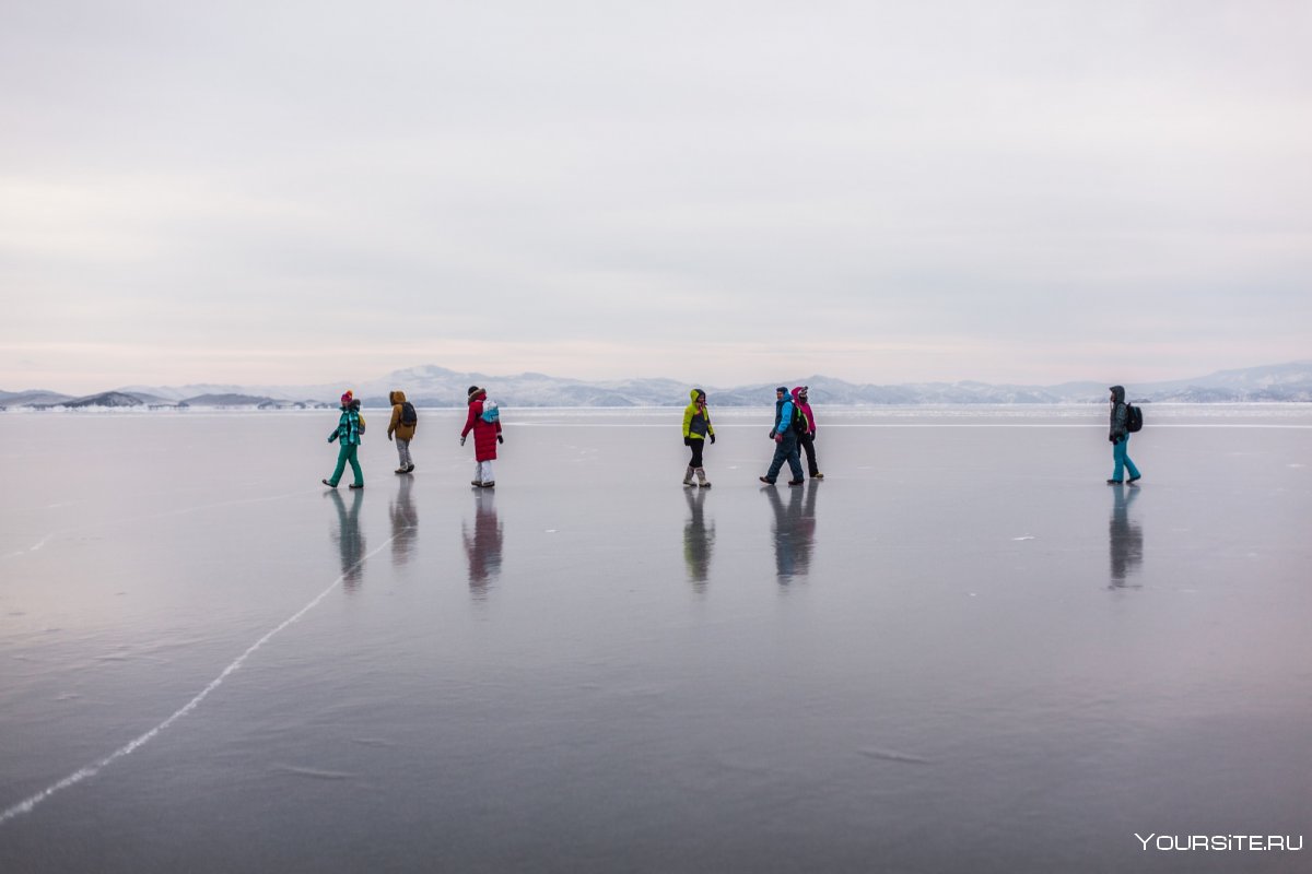 Прозрачный лед на озере