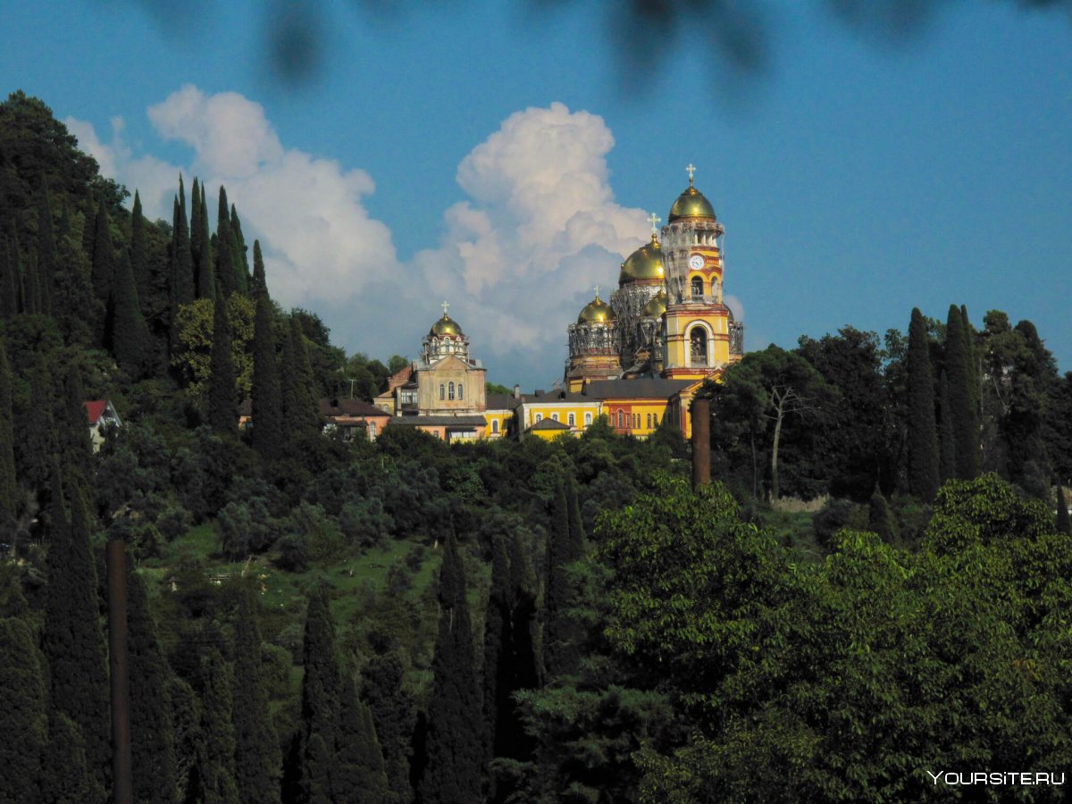 Вид с горы Новоафонский монастырь