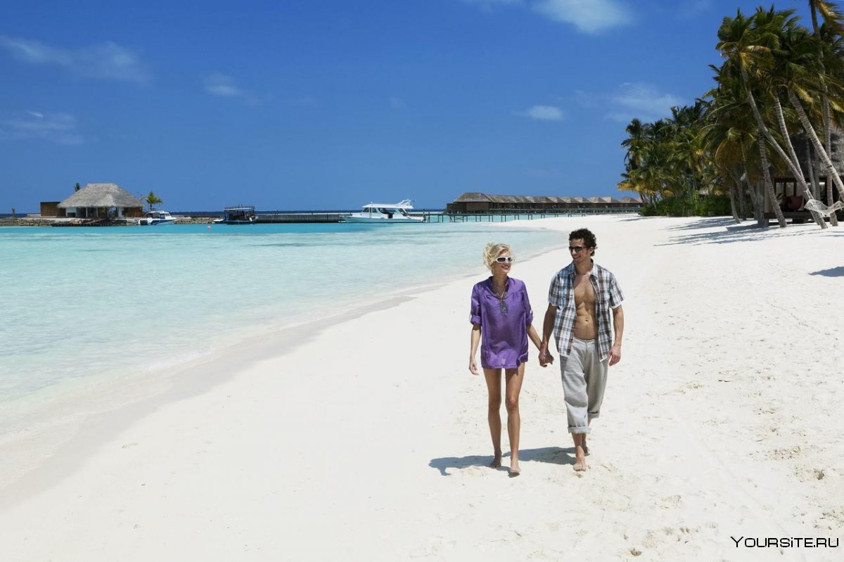 Мальдивы пляж с туристами