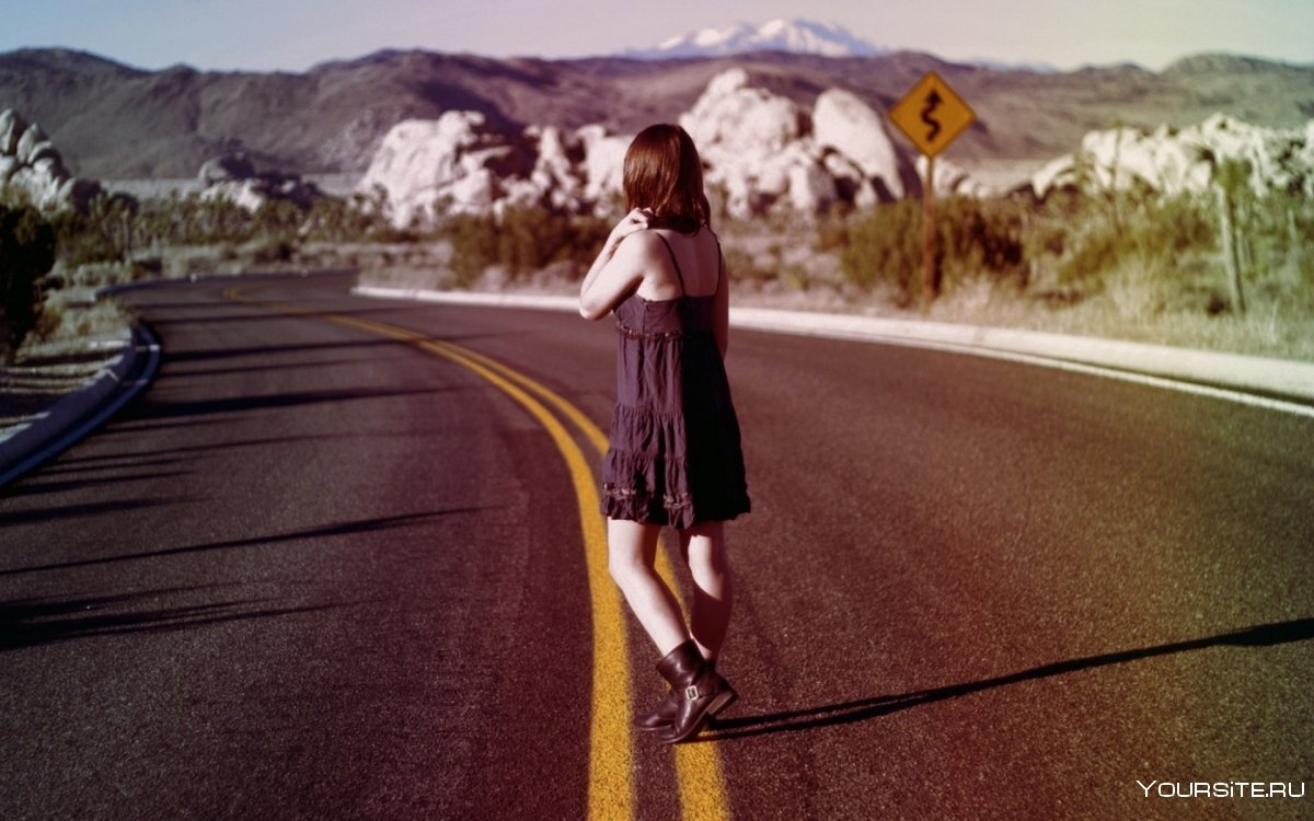 Девушка на дороге