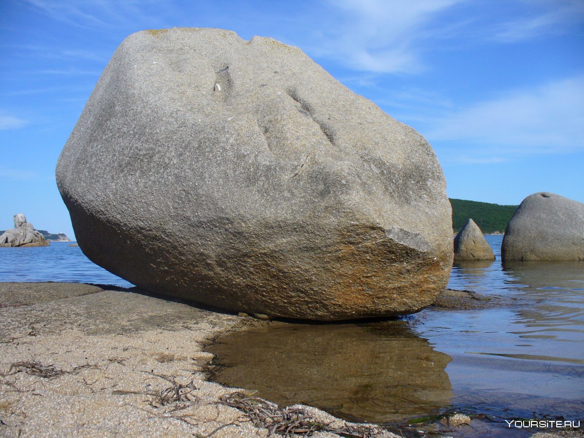 На берегу моря был камень на Камне