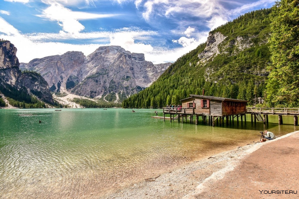 Изумрудное озеро Брайес в Доломитовых Альпах Италии