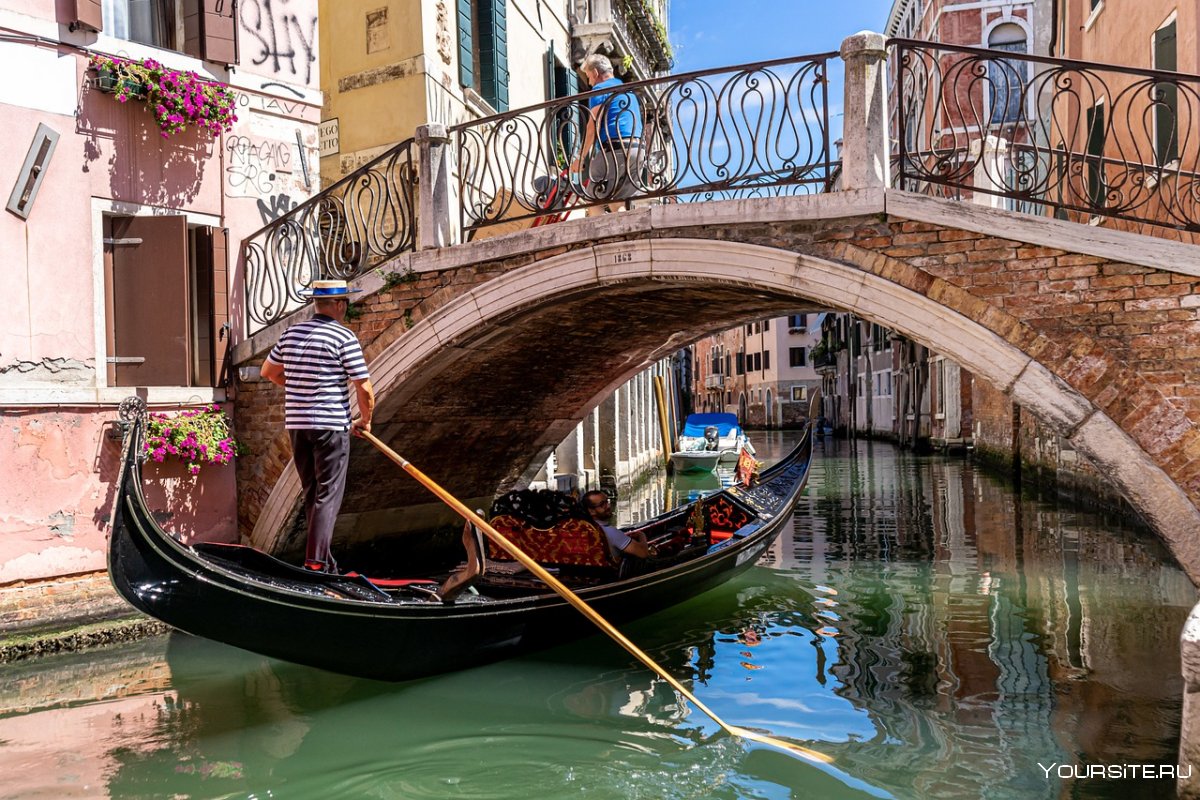 Гондолы в Венеции вид сбоку