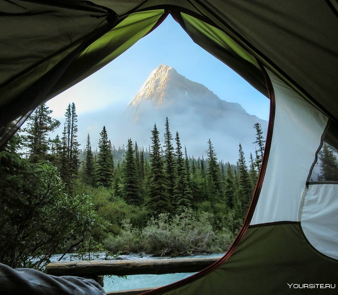 Красивый вид на горы из палатки