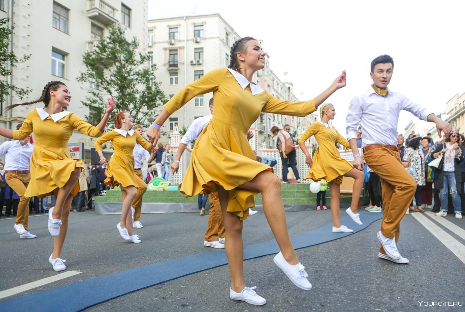 Песни класс для танцы. Танцующие люди. Танцы в парках Москвы. Танцевальный фестиваль. Историко бытовой танец.