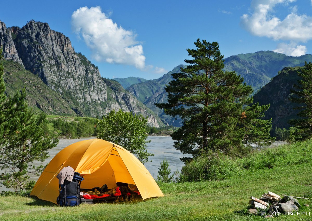 Туристы с палатками