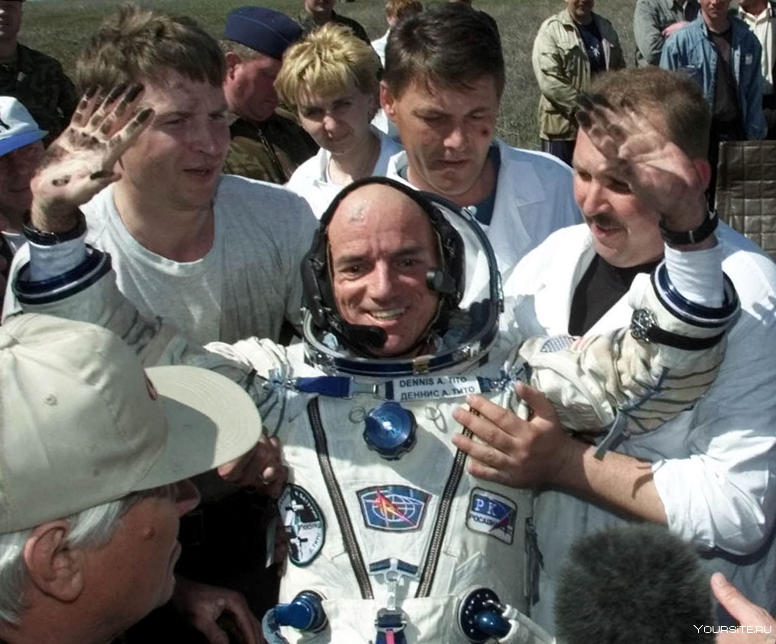 Кто был самым первым в космосе. Деннис Тито космический турист. Деннис Тито полет в космос. Первый космический турист Dennis Tito.