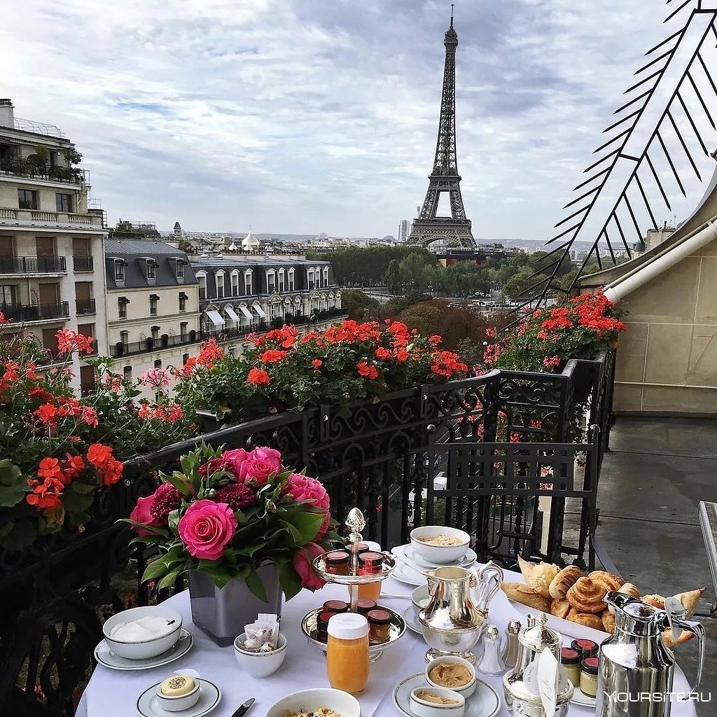 балкон с цветами в париже
