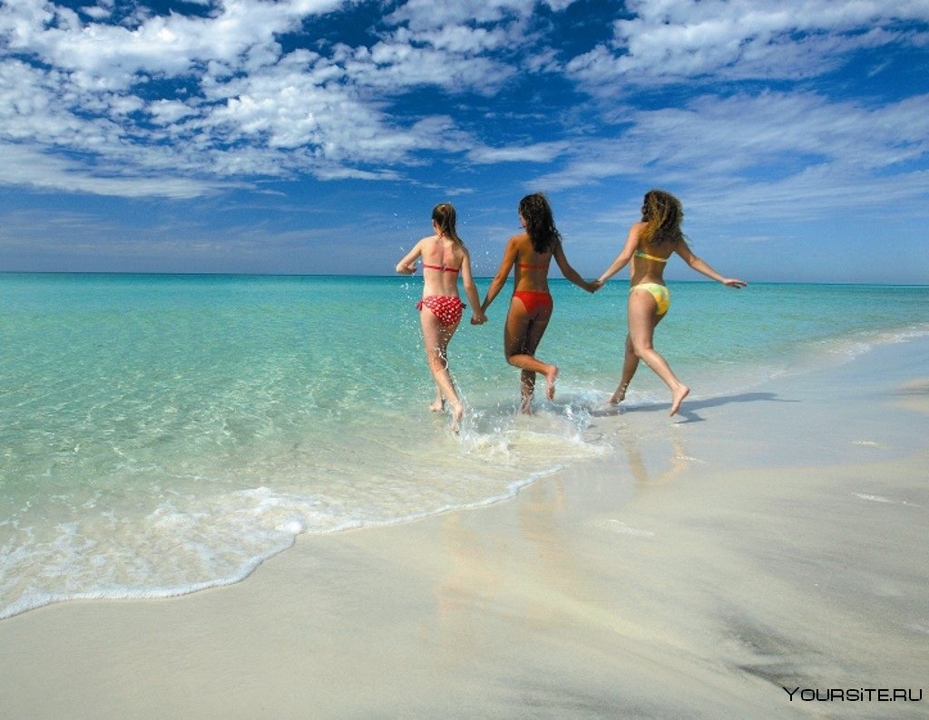 Три девушки на море