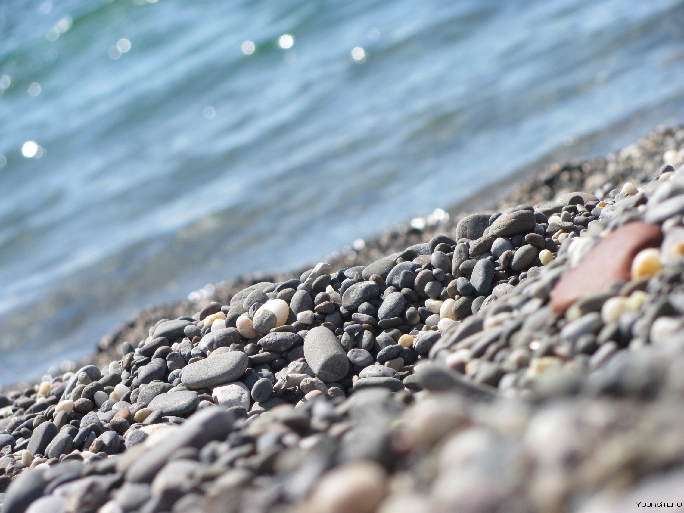 Галька крыма. Пляж камешки Феодосия. Анапа галечный пляж. Черное море галечный пляж.