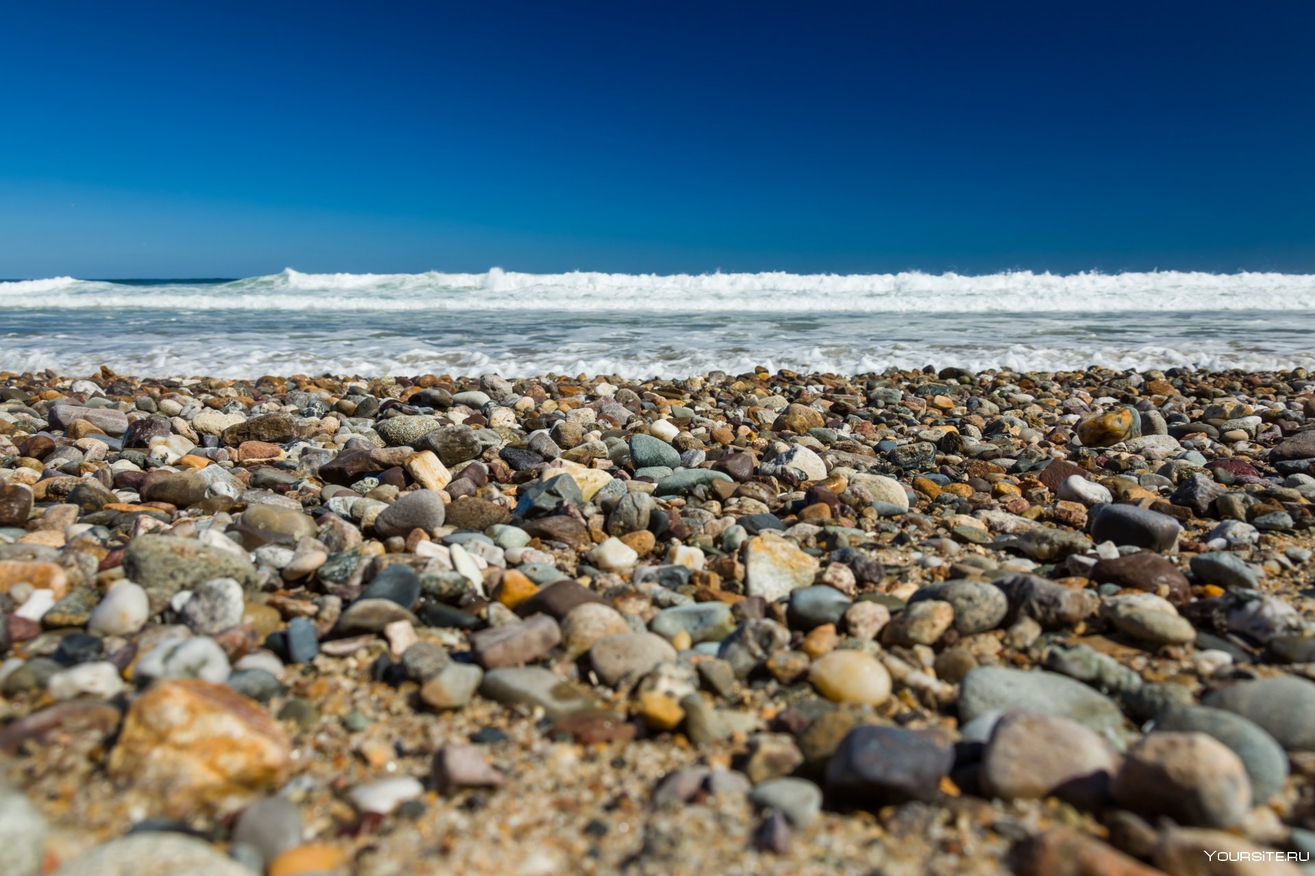 Пляж лапки. Анапа галечный пляж. Галечный пляж Анапа камни. Галечный пляж в Крыму. Каменный пляж Сочи Адлер.