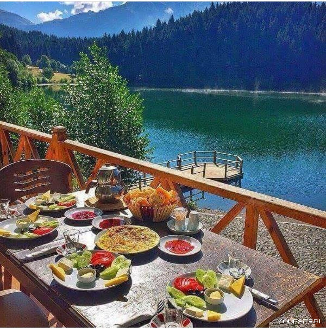 Завтрак у озера в горах