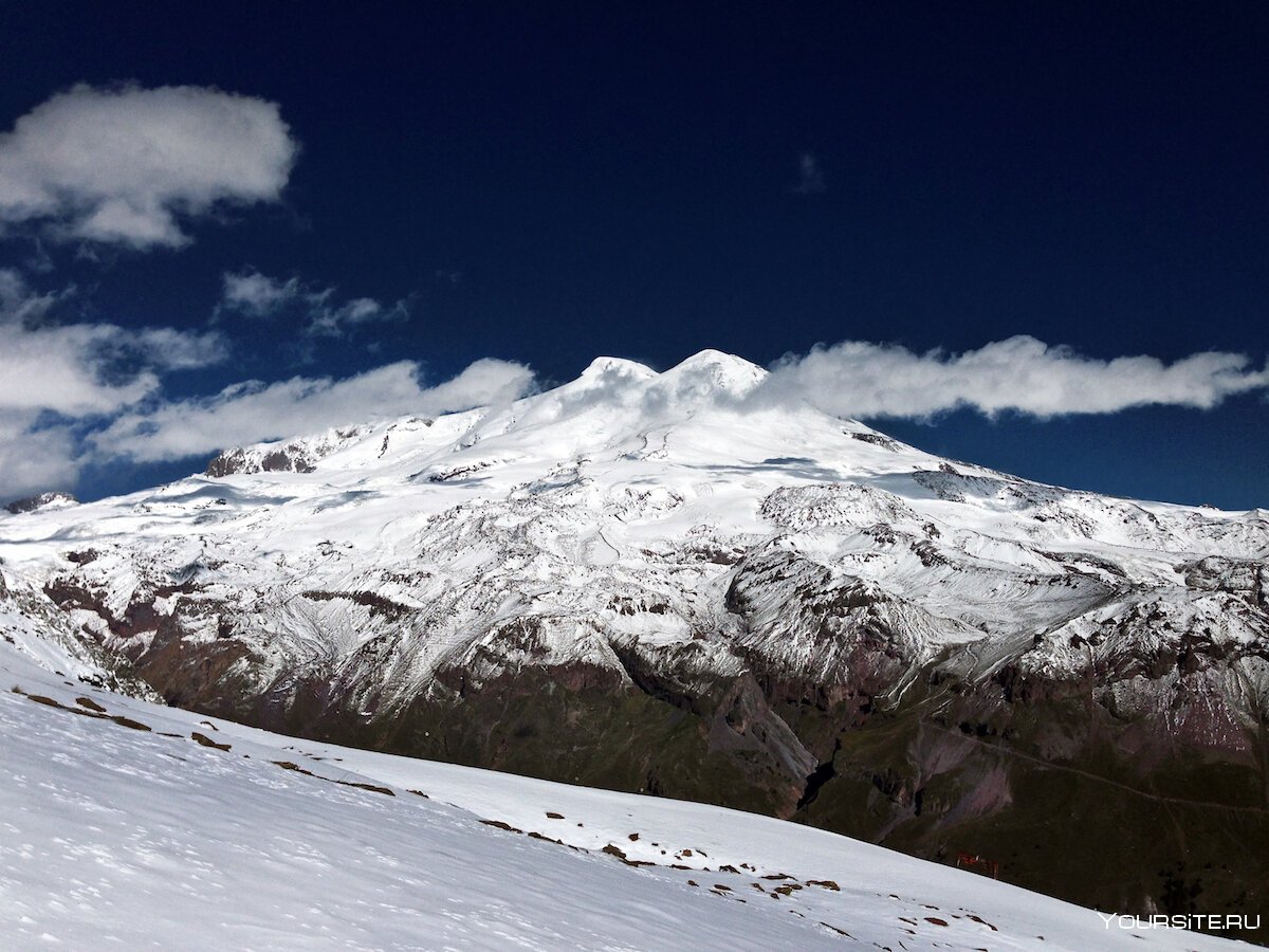 Гора эльбрус самая высокая точка. Эльбрус с горы Чегет. Вид на Эльбрус с Чегета. Вид на Эльбрус с горы Чегет. Пик Эльбрус в Карачаево-Черкесии, Кабардино-Балкарии..
