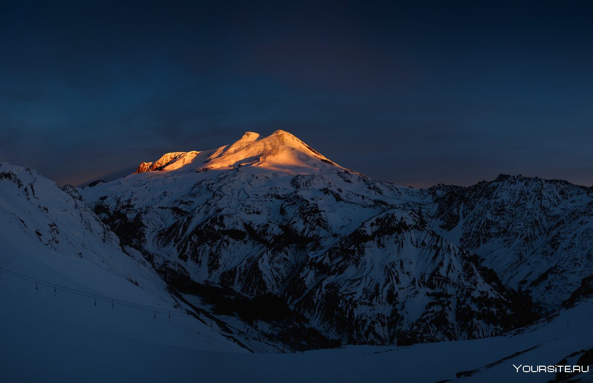 Гора Эльбрус на закате