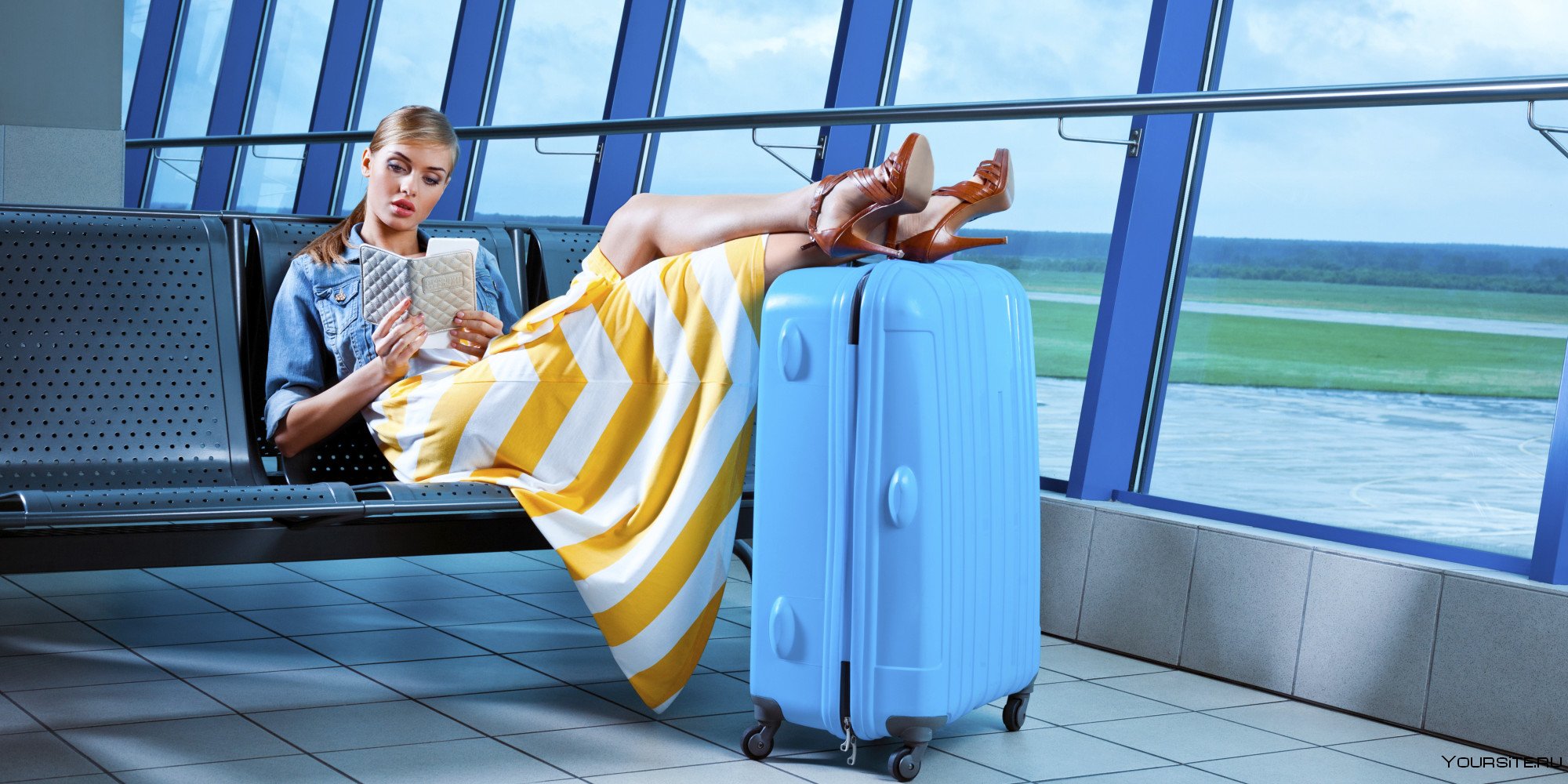 Куда в отпуск в 2024 году. Отпуск чемодан. Девушка с чемоданом на море. Чемодан для путешествий. Человек с чемоданом.