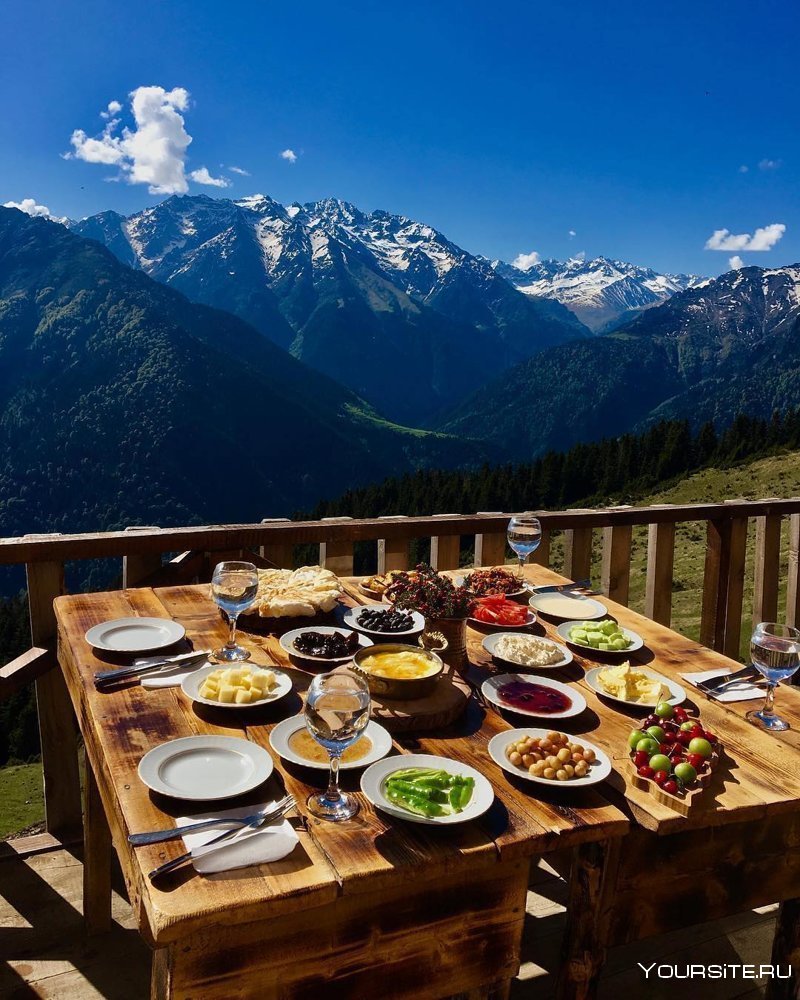 Завтрак с видом на горы