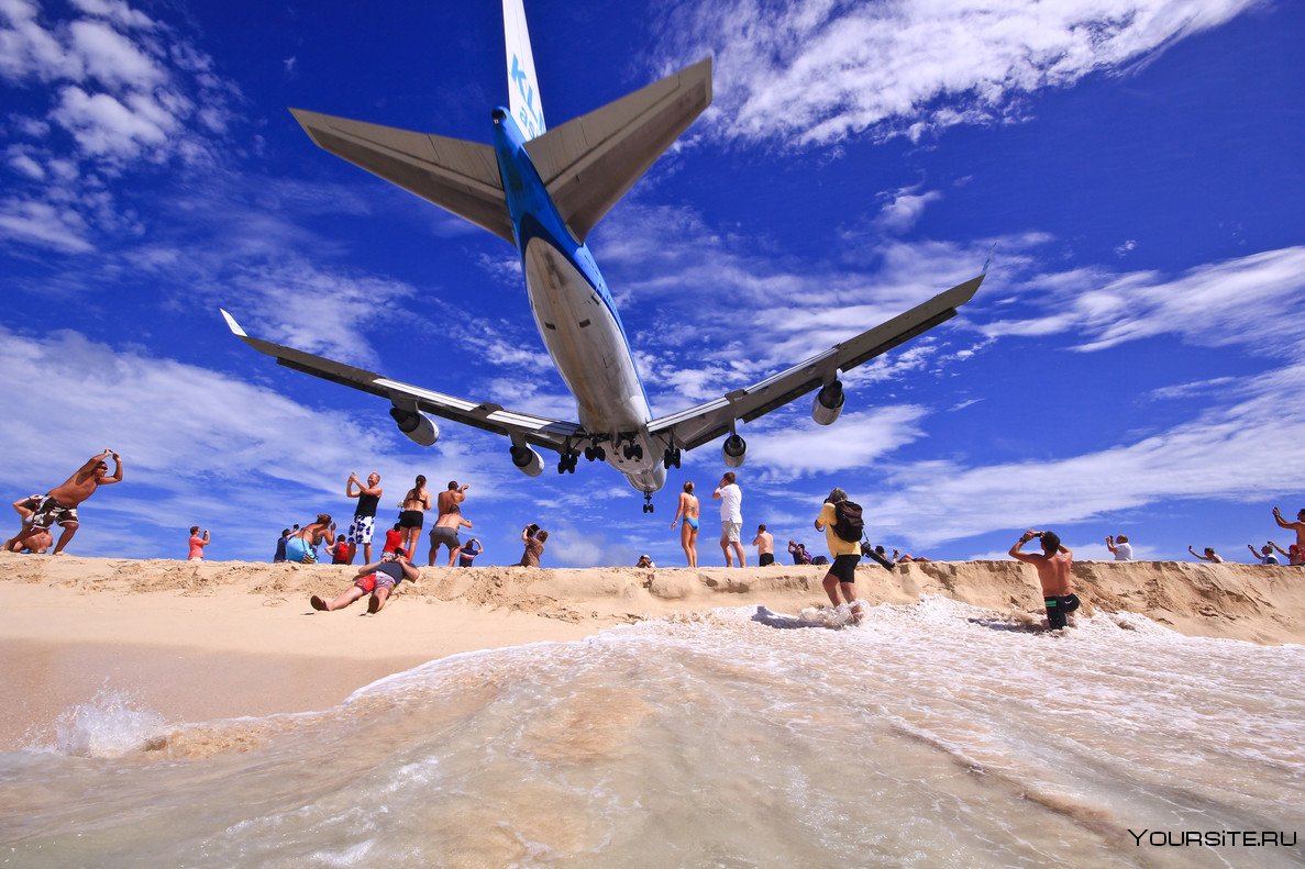 Пляж самолет на посадке
