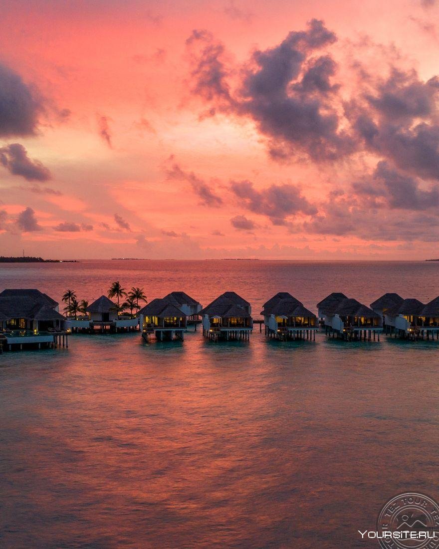 Пара на Мальдивах закат