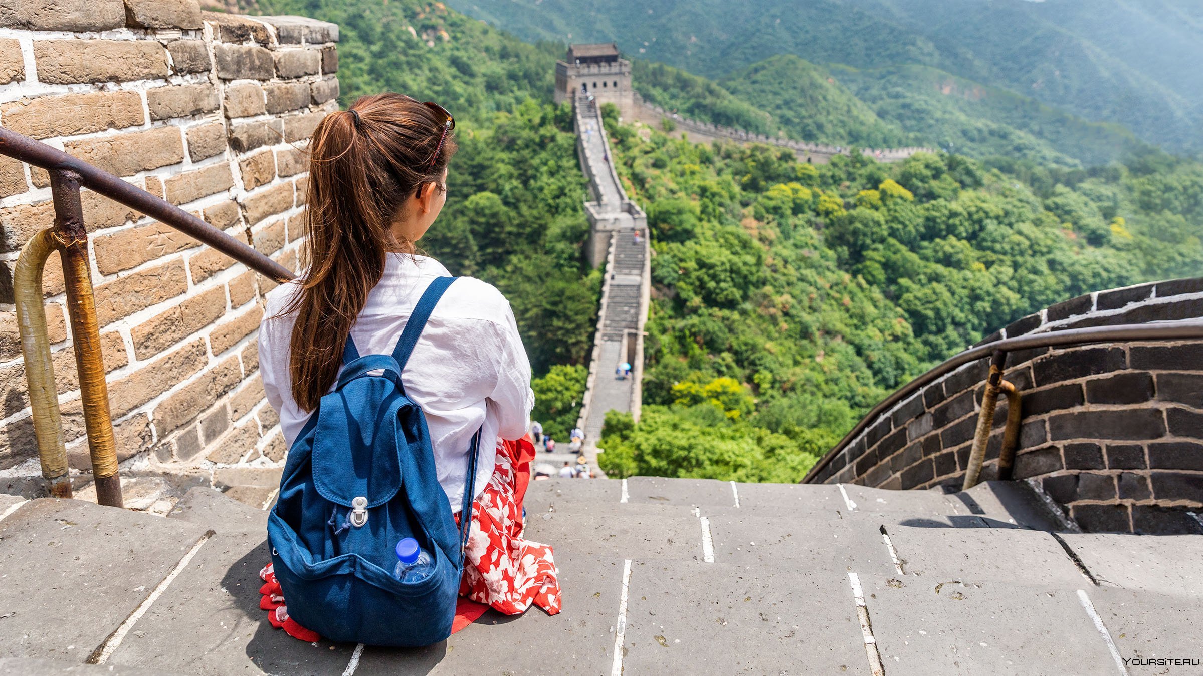 Можно ехать в китай. Бадалин Пекин. Великая китайская стена Хунань. Великая китайская стена туристы. Китай туристы девушки.