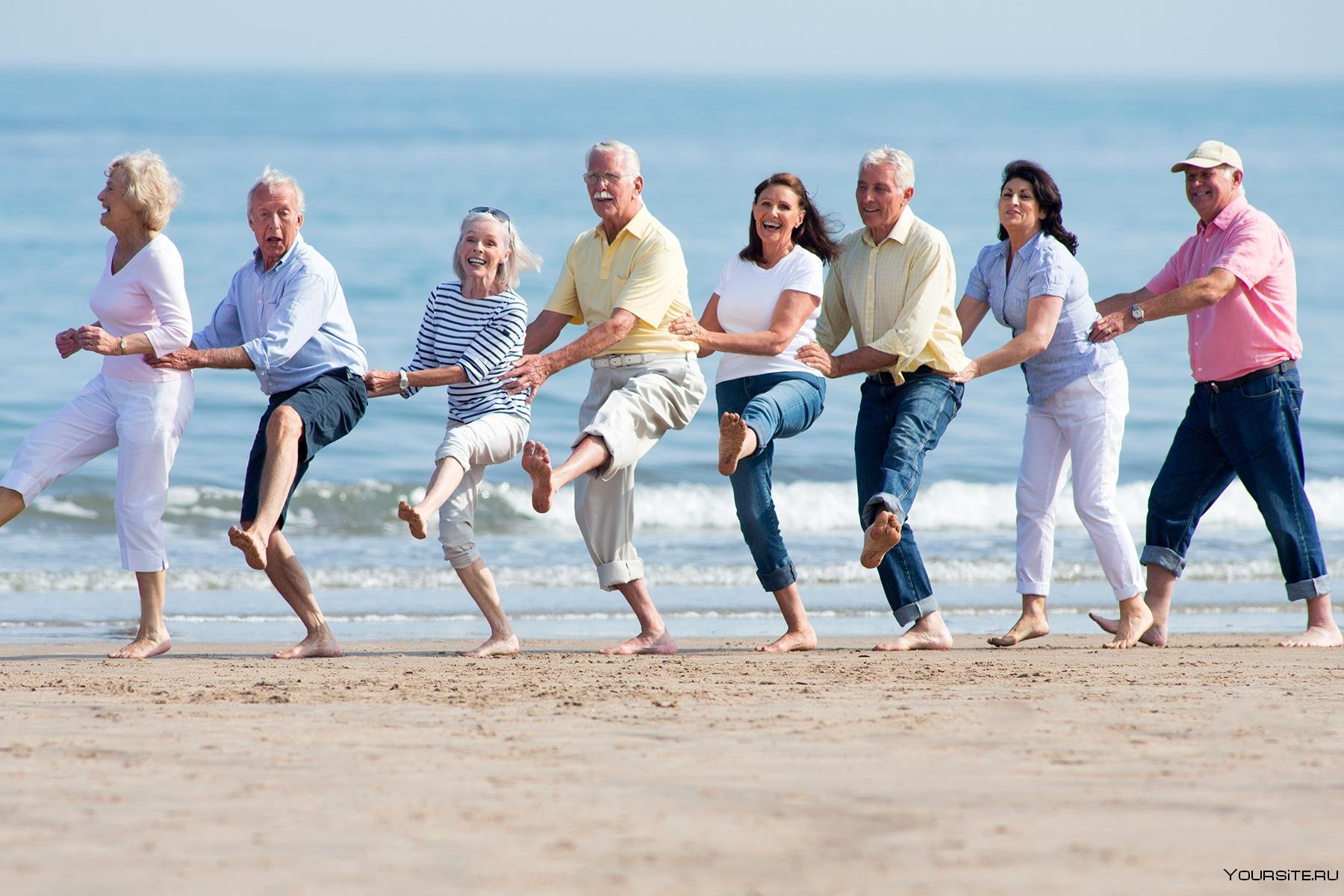 Социально активная семья. Baby Boomers поколение. Счастливые пенсионеры. Активный и здоровый образ жизни. Счастливые пожилые люди.