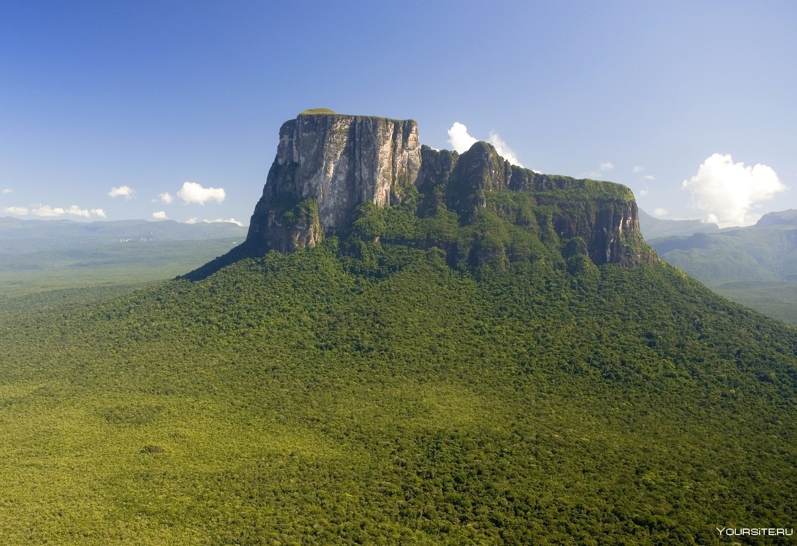 Самый высокий водопад гвианском плоскогорье. Венесуэла горы Тепуи. Венесуэла плато Рорайма. Тепуи столовые горы. Гора Рорайма, Южная Америка.