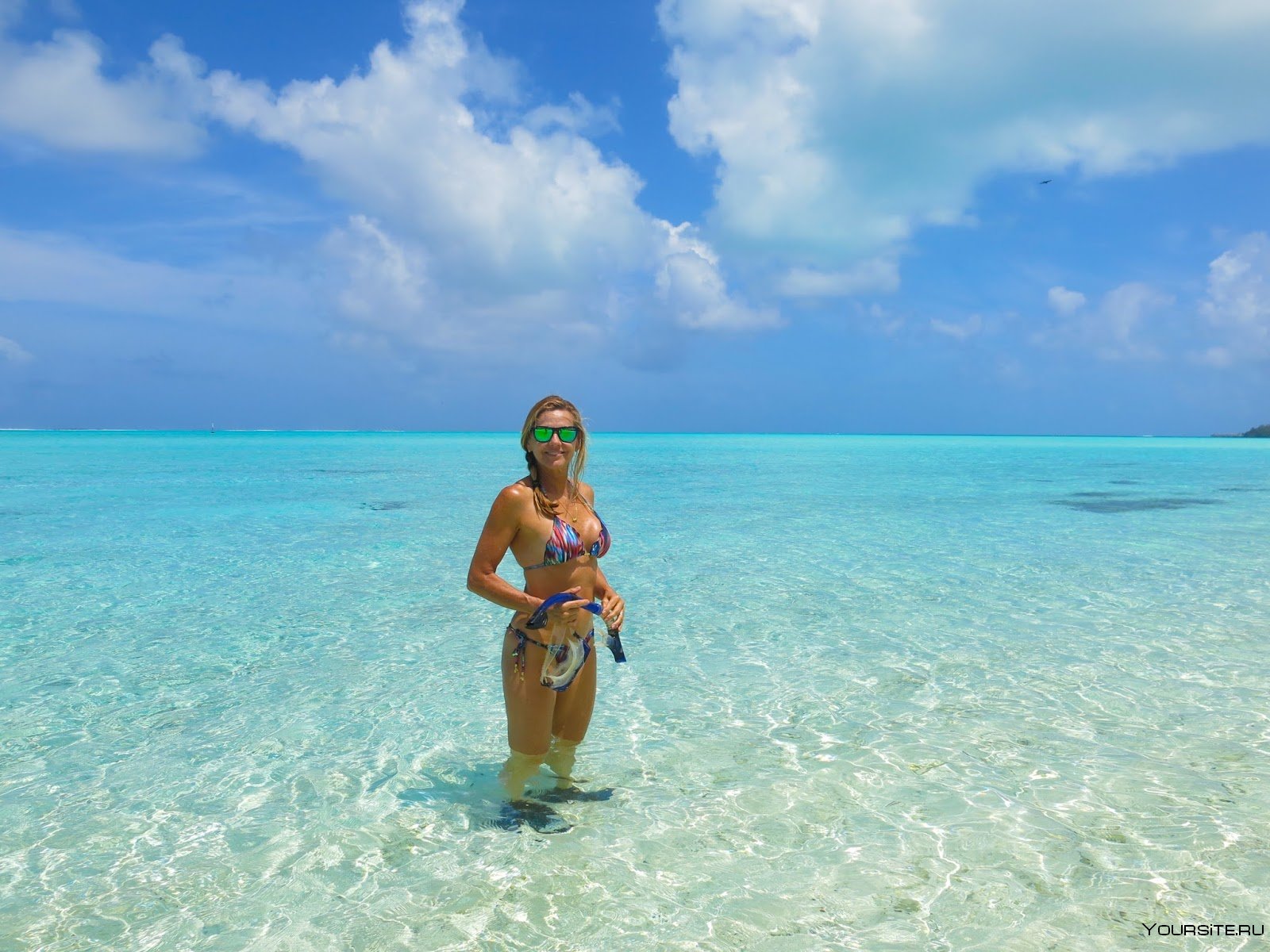 Песня жара на бора бора. Девушка на Мальдивах. Мальдивы реальные туристов. Таити девушки на пляжах. Бора Бора девушка.