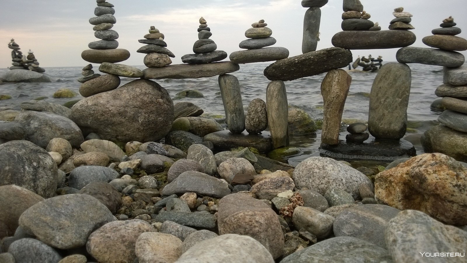 Все в кучу новое видео дзен. Дзен камни на Байкале. Сад камней. Сад камней медитация. Каменный сад для медитации.