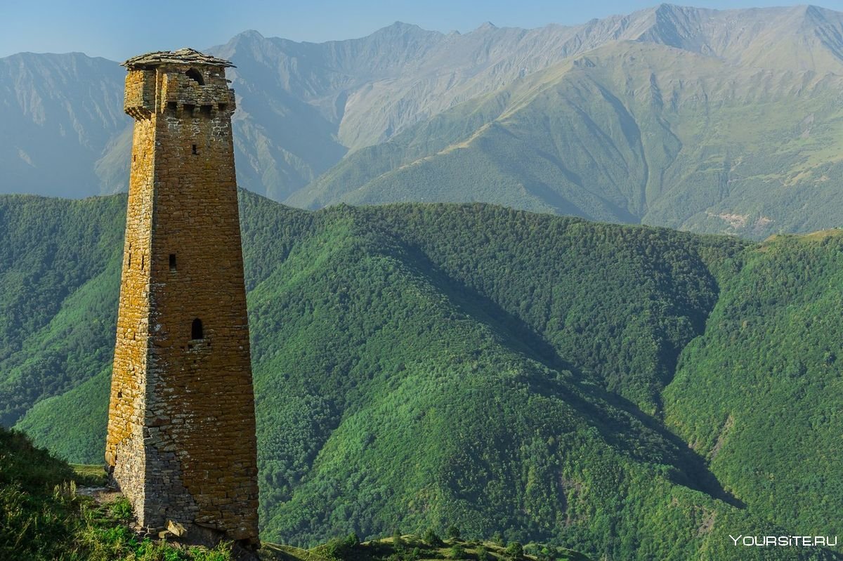 Башня абрека в Ингушетии в скале