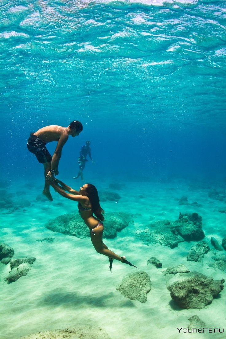 Парень и девушка под водой