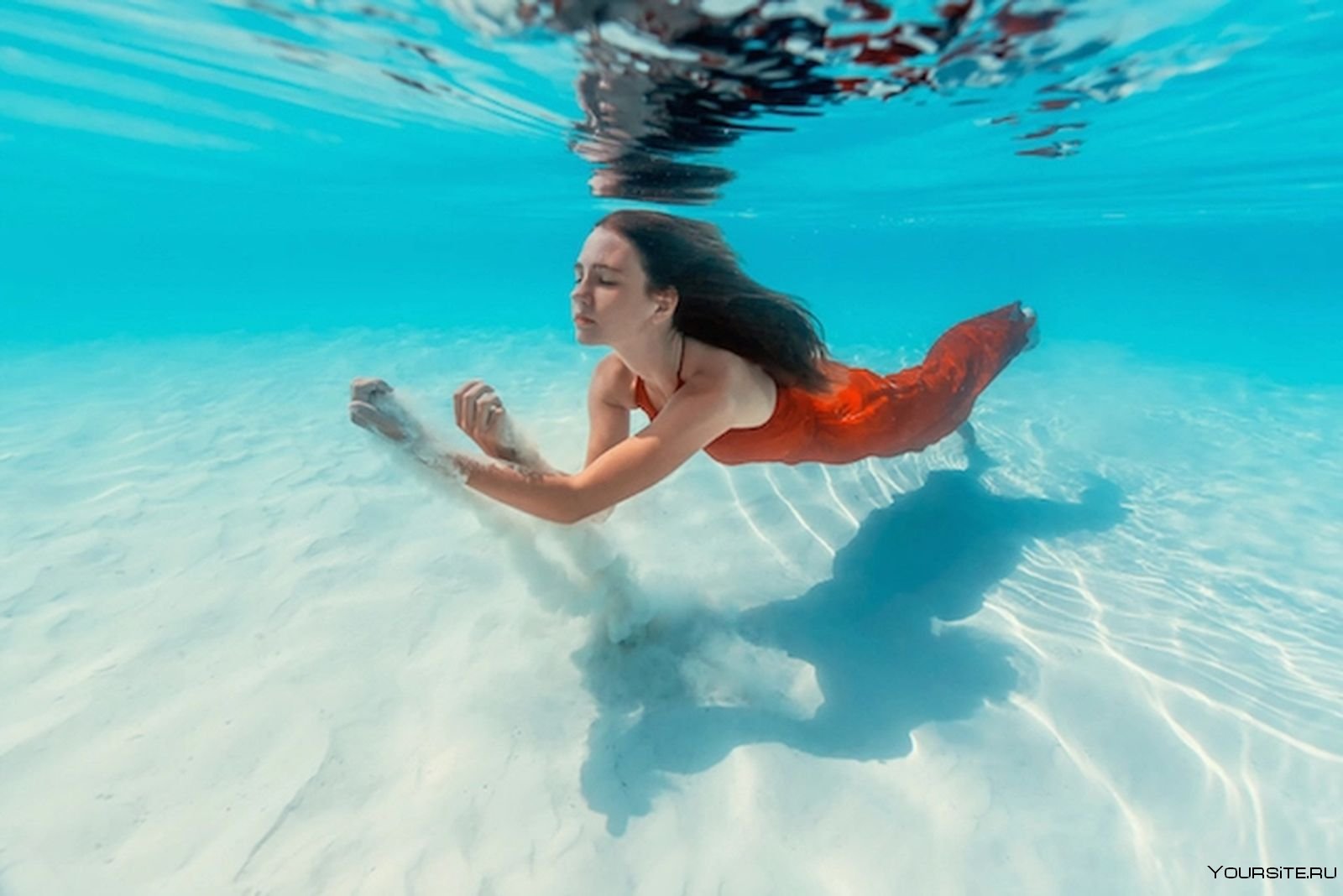Лежать на дне бассейна. Фото Елены Калис. Девушка плавает в море.